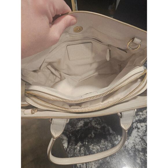 Coach Swagger - Picture 13 of 16